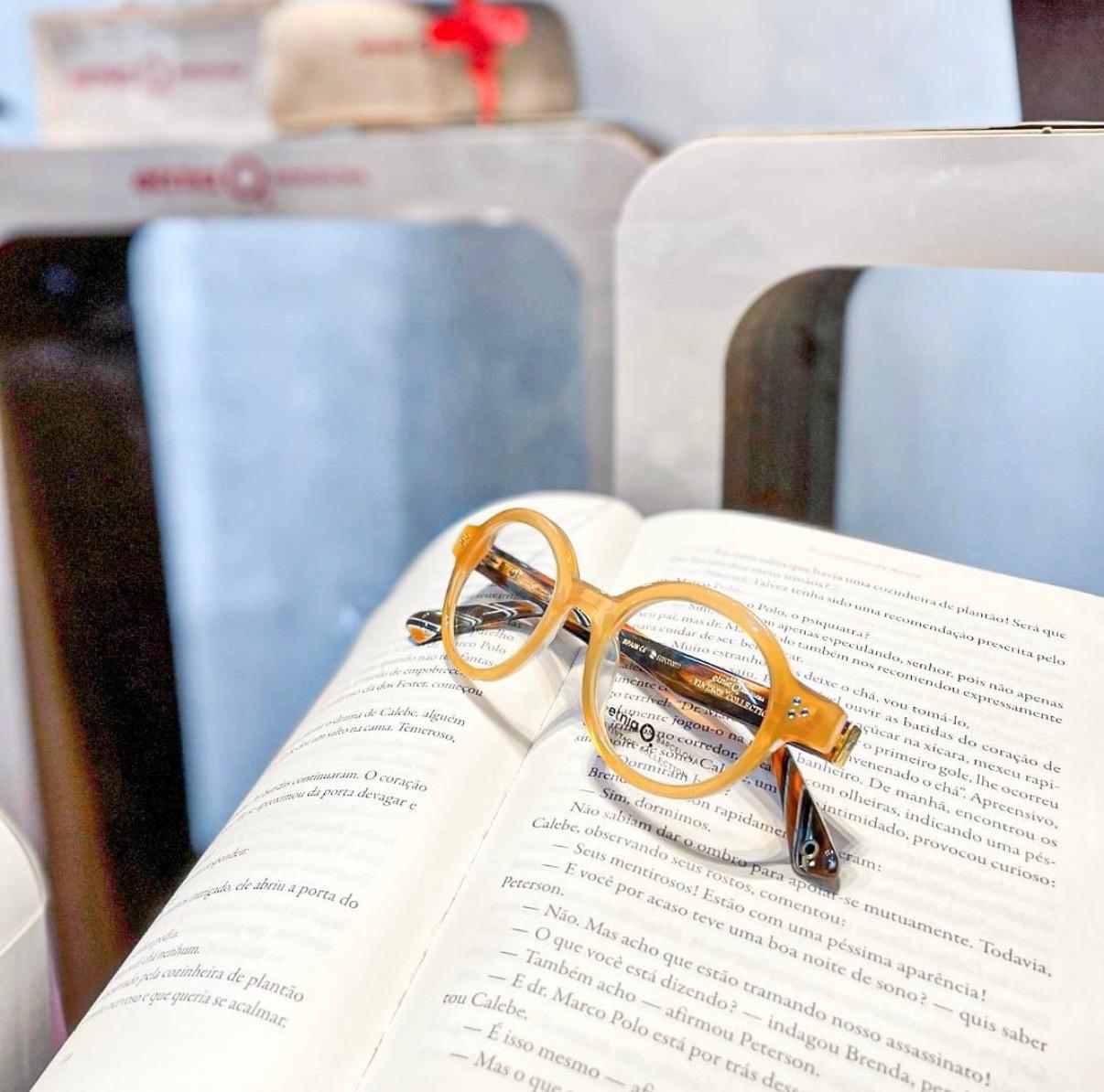 Óculos Helena Glass em ambiente de leitura